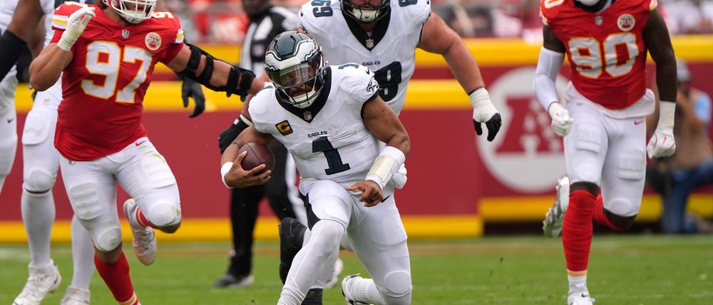 Jalen Hurts (Mitte) holte bei den Kansas City Chiefs den zweiten Saisonsieg mit den Eagles.