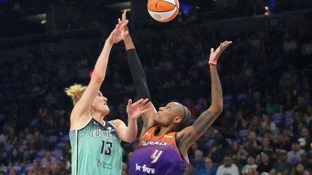 Fiebich (links) holte am Ende einen wichtigen Rebound und gewann das erste Playoff-Spiel mit den New York Liberty.