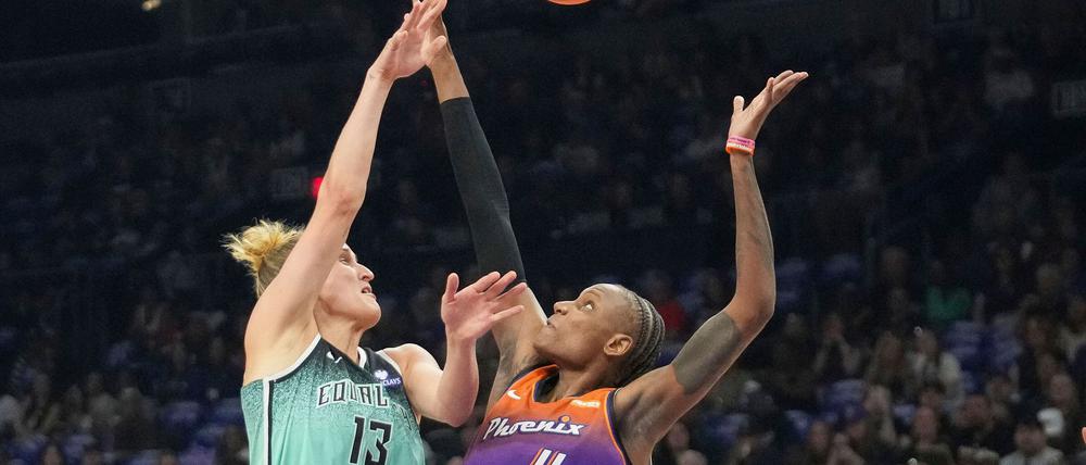 Fiebich (links) holte am Ende einen wichtigen Rebound und gewann das erste Playoff-Spiel mit den New York Liberty.