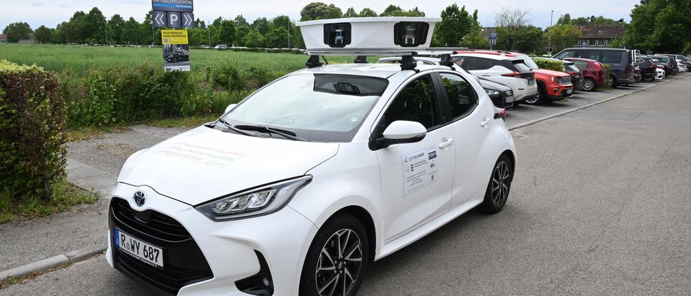 Heidelberg setzt als eine der ersten Kommune bundesweit auf ein Scan-Auto im Kampf gegen Parksünder - hier ein Scan-Fahrzeug bei einem Modellversuch auf dem Parkplatz der Universität Hohenheim bei Stuttgart. (Archivbild)