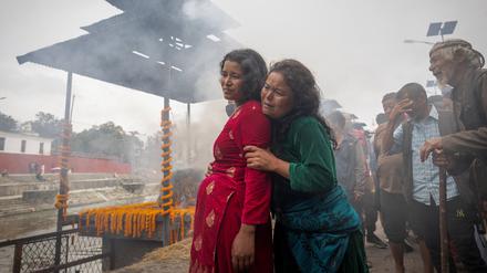 Sunita Balami trauert um ihren toten Bruder Subhlal Balami, 28, der mit nur 28 Jahren bei den Protesten in Nepal starb.