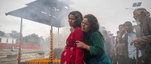 Sunita Balami trauert um ihren toten Bruder Subhlal Balami, 28, der mit nur 28 Jahren bei den Protesten in Nepal starb.