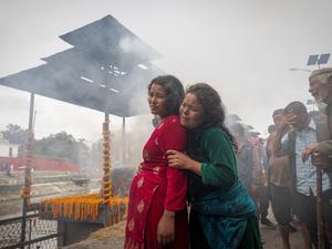 Sunita Balami trauert um ihren toten Bruder Subhlal Balami, 28, der mit nur 28 Jahren bei den Protesten in Nepal starb.