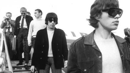 Am Flughafen Tegel verlassen Mick Jagger und Bill Wyman das Flugzeug. (Archivbild)