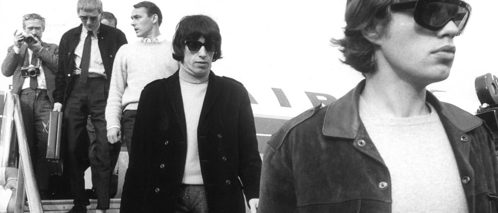 Am Flughafen Tegel verlassen Mick Jagger und Bill Wyman das Flugzeug. (Archivbild)