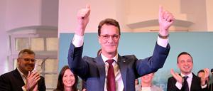 So sehen Sieger aus: Nordrhein-Westfalens Ministerpräsident Hendrik Wüst am Sonntagabend.