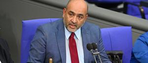 Omid Nouripour (Bündnis 90/Die Grünen), Bundestagsvizepräsident, spricht während einer Aktuellen Stunde zum Thema Zehn Jahre «Wir schaffen das» im Bundestag. 