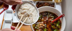 Yunnan-Reisnudeln im „Do De Li“ an der Kantstraße.