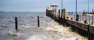 Am Hafen von Dagebüll in Schleswig-Holstein zeigt sich die Nordsee von ihrer stürmischen Seite.