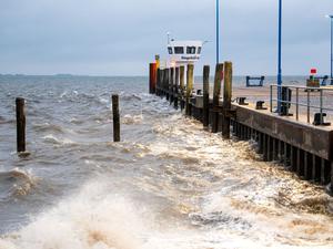 Am Hafen von Dagebüll in Schleswig-Holstein zeigt sich die Nordsee von ihrer stürmischen Seite.