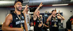 Johannes Thiemann & Co. feiern den EM-Sieg in der Kabine