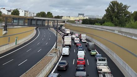 Auf der A100 hat sich am neuen Bauabschnitt ein kilometerlanger Rückstau gebildet.