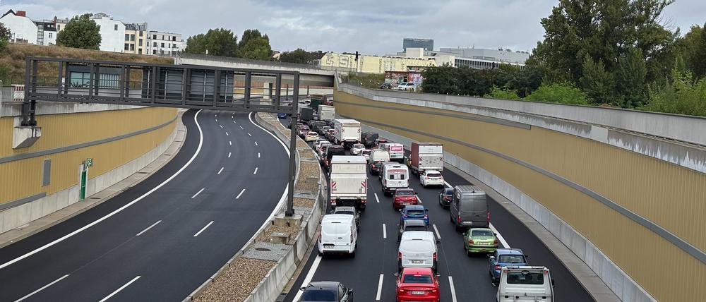 Auf der A100 hat sich am neuen Bauabschnitt ein kilometerlanger Rückstau gebildet.