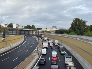 Auf der A100 hat sich am neuen Bauabschnitt ein kilometerlanger Rückstau gebildet.