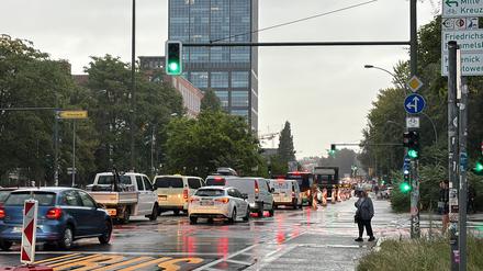Autos stehen am der Autobahn-Zufahrt zur A100 im morgendlichen Berufsverkehr im Stau