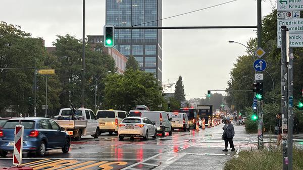 Autos stehen am der Autobahn-Zufahrt zur A100 im morgendlichen Berufsverkehr im Stau