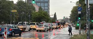 Autos stehen am der Autobahn-Zufahrt zur A100 im morgendlichen Berufsverkehr im Stau