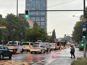 Autos stehen am der Autobahn-Zufahrt zur A100 im morgendlichen Berufsverkehr im Stau