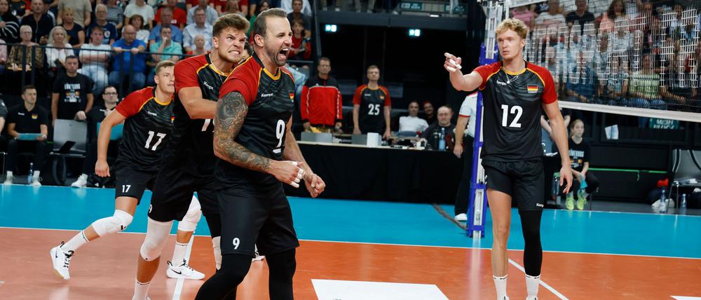 Deutschlands Spieler feiern einen Punktgewinn.