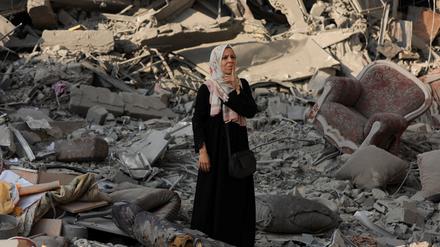 Palästinenserin in den Trümmern eines ehemaligen Wohnhauses in Gaza-Stadt.