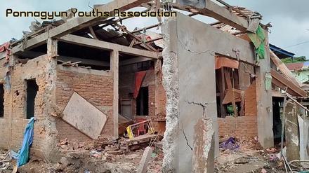 Ein Gebäude an einer Schule und einem Wohnheim ist beschädigt, nachdem laut der Nachrichtenwebsite Irrawaddy unter Berufung auf zwei Medien aus Rakhine ein Luftangriff des myanmarischen Militärs in Thayettapin, Kyauktaw, Myanmar, stattgefunden hat.