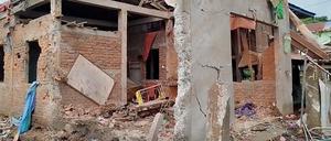 Ein Gebäude an einer Schule und einem Wohnheim ist beschädigt, nachdem laut der Nachrichtenwebsite Irrawaddy unter Berufung auf zwei Medien aus Rakhine ein Luftangriff des myanmarischen Militärs in Thayettapin, Kyauktaw, Myanmar, stattgefunden hat.