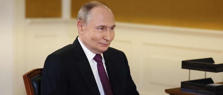 In this pool photograph distributed by the Russian state agency Sputnik, Russia's President Vladimir Putin meets Russian Minister of Culture at the Tsarskoye Selo Museum-Reserve outside Saint Petersburg on September 12, 2025. (Photo by Mikhail METZEL / POOL / AFP) / ***Editor's note : this image is distributed by the Russian state owned agency Sputnik***