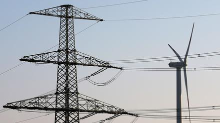 Schwankungen bei der Stromerzeugung sollen mit Batteriespeichern ausgeglichen und Engpässe im Stromnetz vermieden werden. (Symbolbild) 