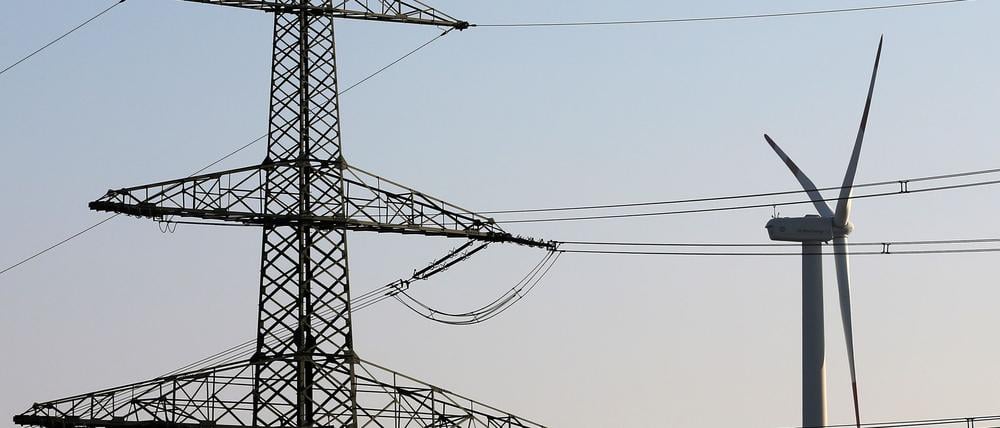 Schwankungen bei der Stromerzeugung sollen mit Batteriespeichern ausgeglichen und Engpässe im Stromnetz vermieden werden. (Symbolbild) 