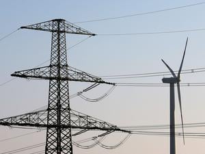 Schwankungen bei der Stromerzeugung sollen mit Batteriespeichern ausgeglichen und Engpässe im Stromnetz vermieden werden. (Symbolbild) 