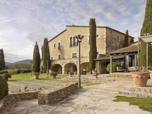 Das frühere Landhaus, die Masia, wurde aufwändig in ein Hotel umgebaut. 