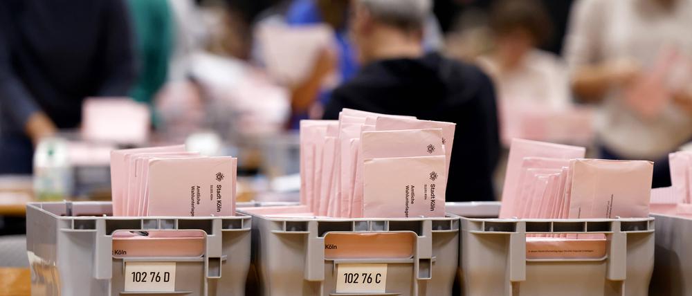 Briefwahlunterlagen zur Kommunalwahl in NRW liegen im Briefwahlzentrum Köln auf Tischen in Kisten. (Symbolbild)