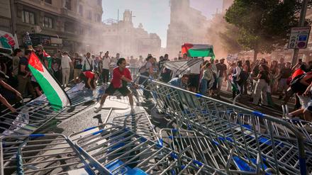 Proteste durchkreuze Vuelta: Demonstranten blockieren die Straße.