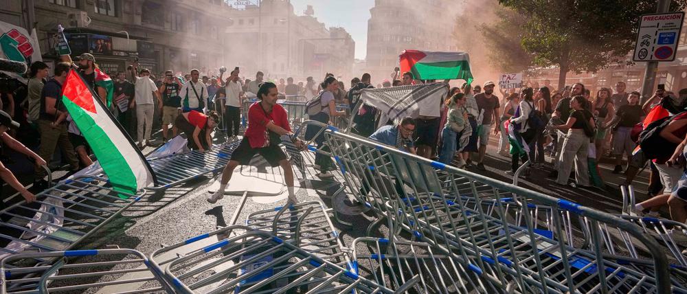 Proteste durchkreuze Vuelta: Demonstranten blockieren die Straße.