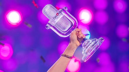 JJ aus Österreich, Gewinner des Eurovision Song Contest, hält während des großen Finales des 69. Eurovision Song Contest (ESC 2025) in der St. Jakobshalle auf der Bühne die Trophäe in der Hand und jubelt.