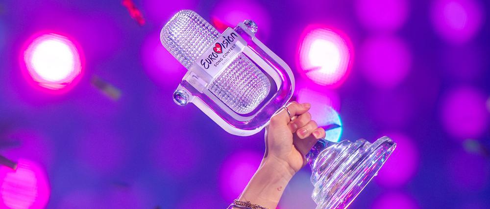 JJ aus Österreich, Gewinner des Eurovision Song Contest, hält während des großen Finales des 69. Eurovision Song Contest (ESC 2025) in der St. Jakobshalle auf der Bühne die Trophäe in der Hand und jubelt.
