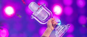 JJ aus Österreich, Gewinner des Eurovision Song Contest, hält während des großen Finales des 69. Eurovision Song Contest (ESC 2025) in der St. Jakobshalle auf der Bühne die Trophäe in der Hand und jubelt.