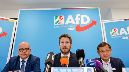Martin Vincentz (AfD) (m.), Vorsitzender der AfD-Fraktion im Landtag Nordrhein-Westfalen, spricht neben Sascha Lensing (l.) (AfD Bundestagsmitglied) und Kay Gottschalk (r.) (AfD-Bundestagsmitglied) auf der Pressekonferenz über die Ergebnisse der Kommunalwahl. 