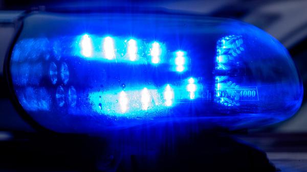Blaulicht leuchtet auf einem Fahrzeug der Polizei. 