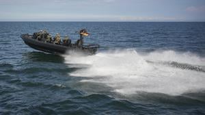 Einsatzkräfte der GSG 9 in einem Einsatzboot auf der Ostsee