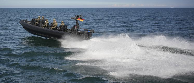 Einsatzkräfte der GSG 9 fahren mit einem Einsatzboot über die Ostsee und landen an Bord des Einsatzschiffes BP 84 «Neustadt». Bundesinnenminister Dobrindt informiert sich bei einem Besuch der Bundespolizeidirektion Bad Bramstedt, Direktionsbereich Bundespolizei See an Bord des Einsatzschiffes BP 84 "Neustadt" im Rahmen einer Einsatzfahrt über die Einsatzmöglichkeiten der maritimen Kräfte der Bundespolizei. +++ dpa-Bildfunk +++