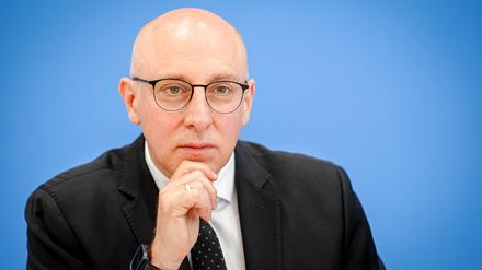 Sinan Selen, Vizepräsident des Bundesamtes für Verfassungsschutz, stellt den Verfassungsschutzbericht 2024 vor. 