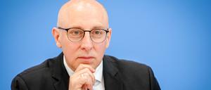 Sinan Selen, Vizepräsident des Bundesamtes für Verfassungsschutz, stellt den Verfassungsschutzbericht 2024 vor. 