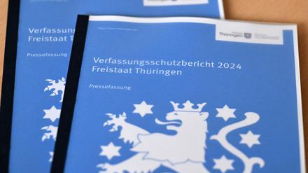 Exemplare des Thüringer Verfassungsschutzberichts 2024.