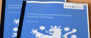 Exemplare des Thüringer Verfassungsschutzberichts 2024.