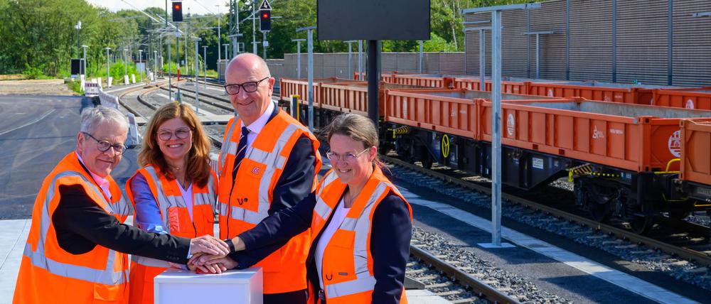 Symbolisch gibt es „grünes Licht“ für eine neue Güter-Verladestation in Cottbus. 