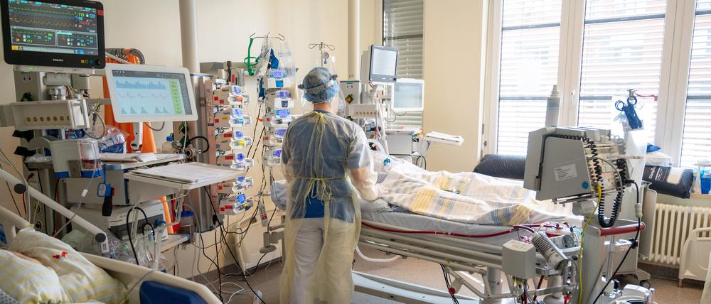 In einem Zimmer der Intensivstation wird ein Patient mit einem schweren Covid-19 Krankheitsverlauf behandelt.