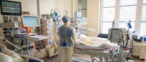 In einem Zimmer der Intensivstation wird ein Patient mit einem schweren Covid-19 Krankheitsverlauf behandelt.