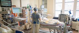 In einem Zimmer der Intensivstation wird ein Patient mit einem schweren Covid-19 Krankheitsverlauf behandelt.