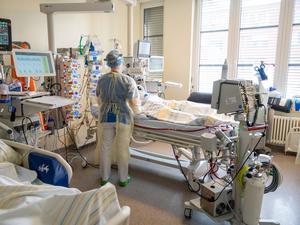 In einem Zimmer der Intensivstation wird ein Patient mit einem schweren Covid-19 Krankheitsverlauf behandelt.